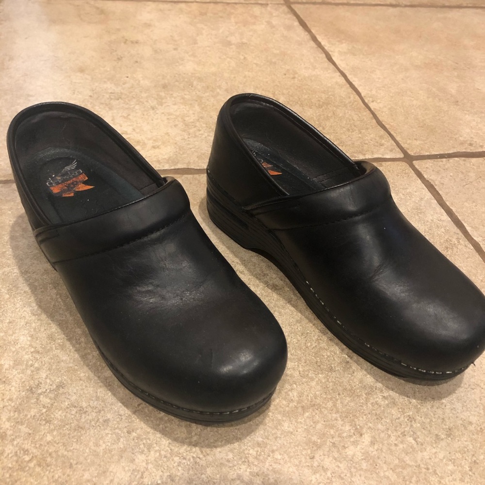 all black dansko clogs